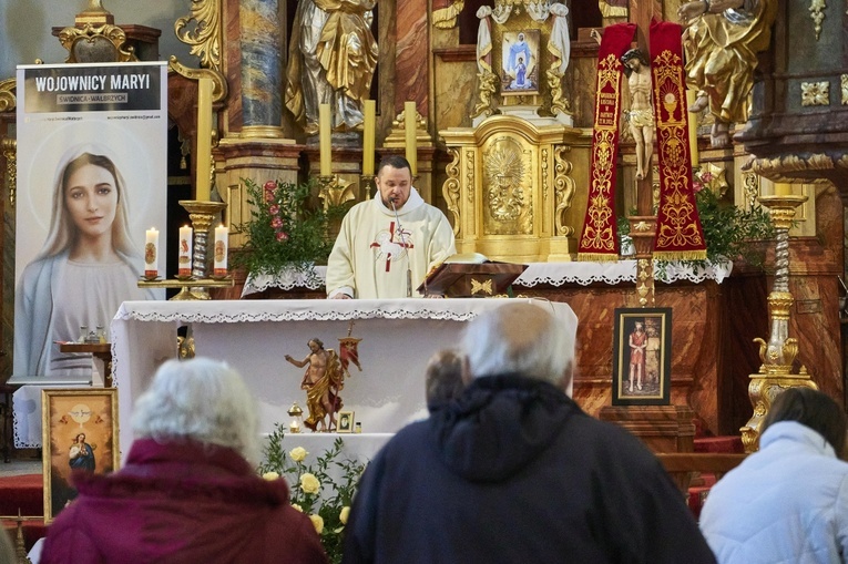 Świerki. Wprowadzenie relikwii św. Charbela i św. Stanisława Papczyńskiego