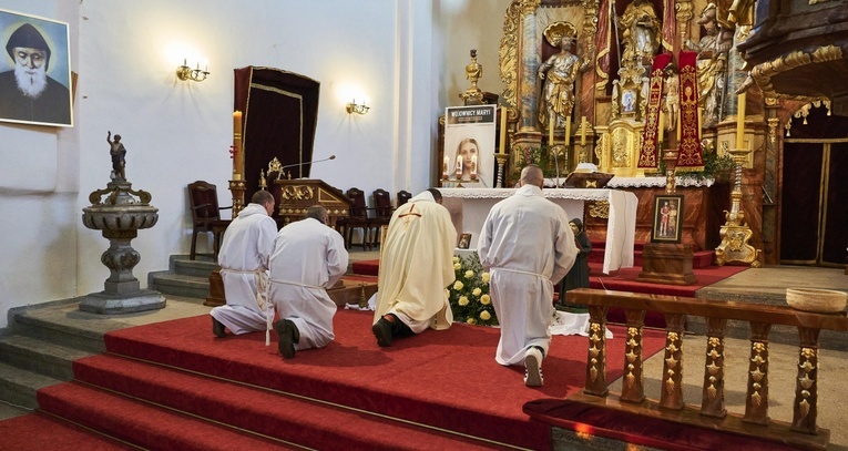 Świerki. Wprowadzenie relikwii św. Charbela i św. Stanisława Papczyńskiego