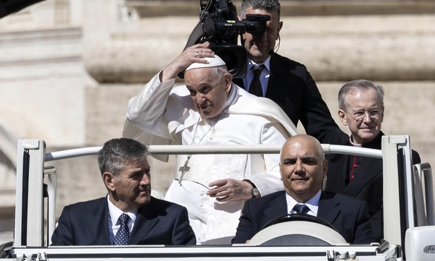 Papież Franciszek: Jan Paweł II był święty za życia i jest nim formalnie teraz po śmierci