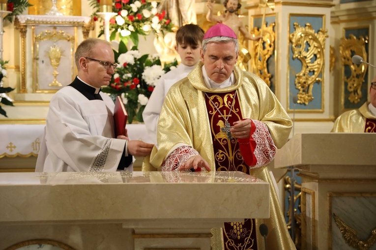 Poświęcenie ołtarza w Majdanie Królewskim