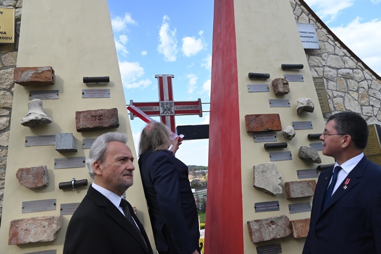 Odsłonięcie pomnika Dla Ciebie, Polsko