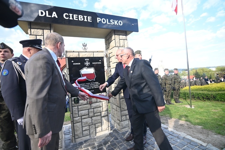 Odsłonięcie pomnika Dla Ciebie, Polsko