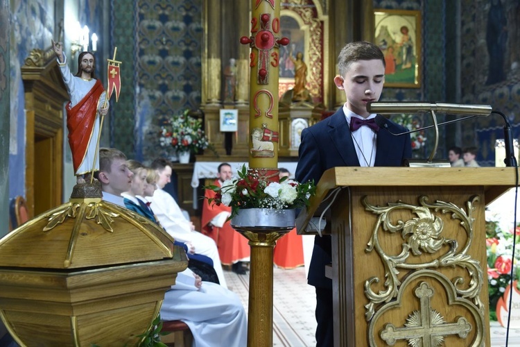 Bierzmowani aktywnie włączali się w liturgię.