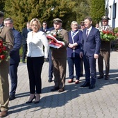 Przed rozpoczęciem konferencji min. Anna Moskwa oraz goście złożyli kwiaty pod kamieniem pamiątkowym, poświęconym leśnikom pomordowanym w Katyniu.