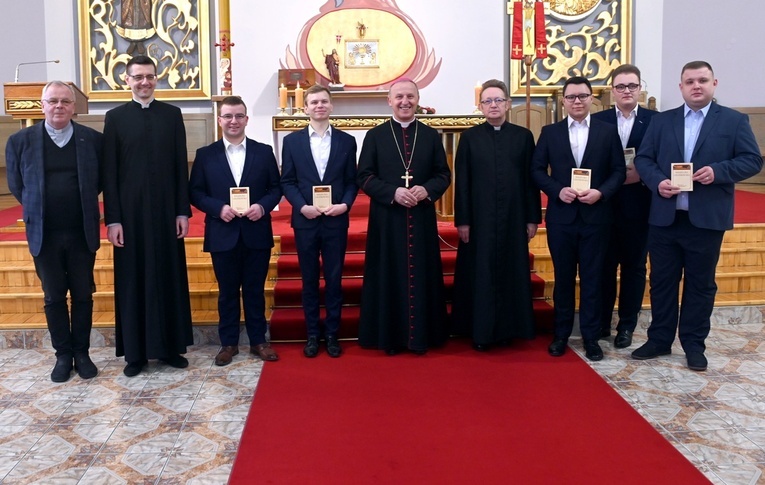 Nowi członkowie kleryckiego koła z bp. Markiem Solarczykiem oraz wykładowcami Pisma św. w radomskim seminarium.