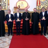 Nowi członkowie kleryckiego koła z bp. Markiem Solarczykiem oraz wykładowcami Pisma św. w radomskim seminarium.