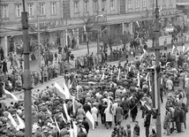 Jakie hasła wznoszono na 1-majowych pochodach?