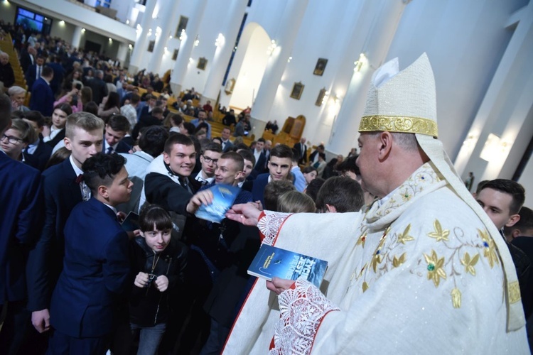 Książki od biskupa na pamiątkę bierzmowania były rozchwytywane.