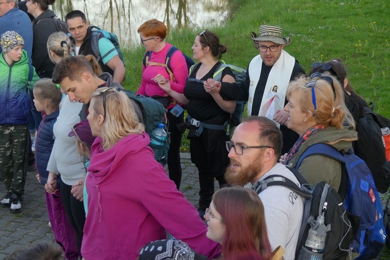 Pielgrzymi łagiewniccy dotarli na nocleg do Witkowic - 2023