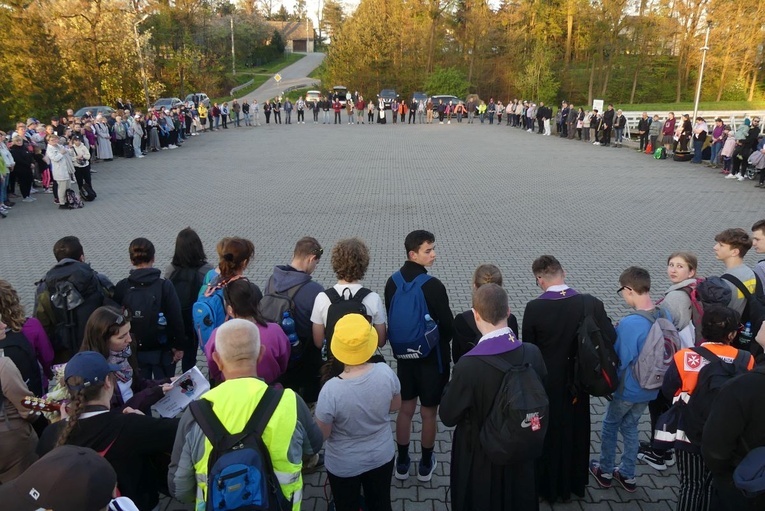 Pielgrzymi łagiewniccy dotarli na nocleg do Witkowic - 2023