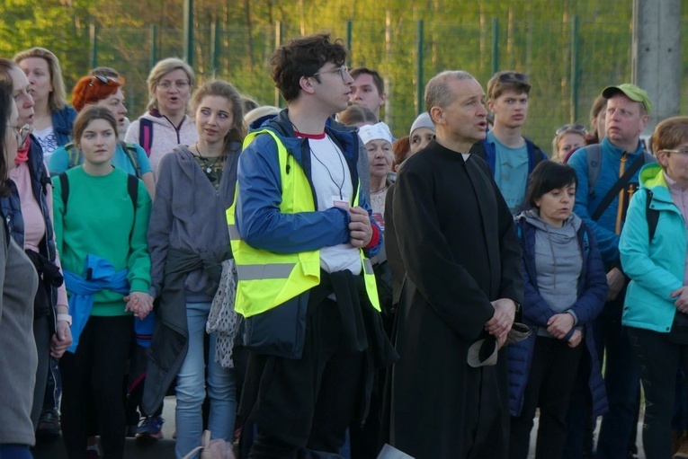 Pielgrzymi łagiewniccy dotarli na nocleg do Witkowic - 2023