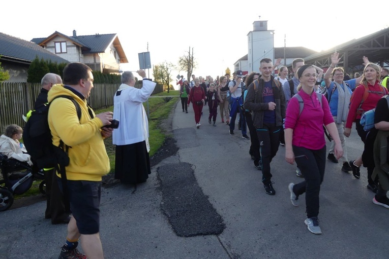 Pielgrzymi łagiewniccy dotarli na nocleg do Witkowic - 2023