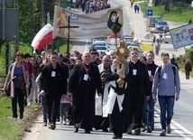 Grupa św. Faustyny jako pierwsza niosła Najświętszy Sakrament. Na początkowym etapie wędrówki pielgrzymował także bp Piotr Greger.