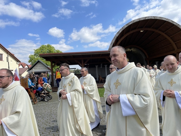 Msza św. w Hałcnowie na rozpoczęcie 11. diecezjalnej pielgrzymki dp Łagiewnik - 2023