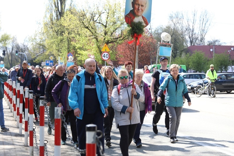 W drogę z Hałcnowa do Łagiewnik wyrusza grupa św. Jana Pawła II - 2023