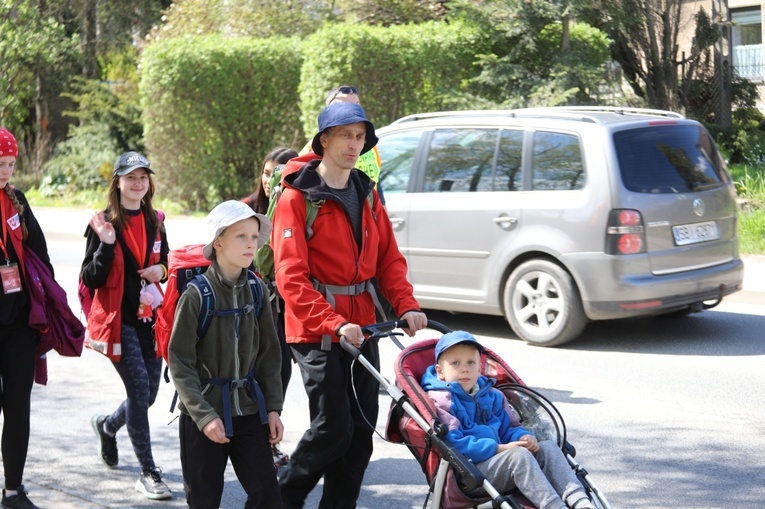 W drogę z Hałcnowa do Łagiewnik wyrusza grupa św. Brata Alberta - 2023