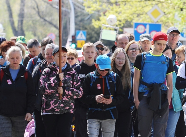 W drogę z Hałcnowa do Łagiewnik wyrusza grupa św. Brata Alberta - 2023