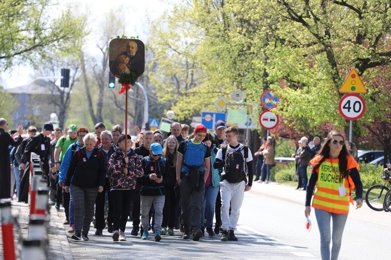W drogę z Hałcnowa do Łagiewnik wyrusza grupa św. Brata Alberta - 2023