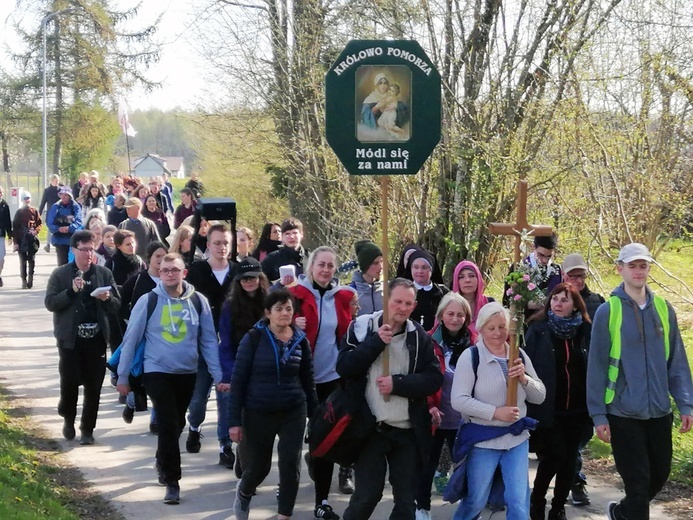 Kilkadziesiąt osób wędruje ze Słupska na Górę Chełmską