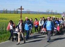 Pielgrzymi w drodze ze Świdnicy do Gogołowa.