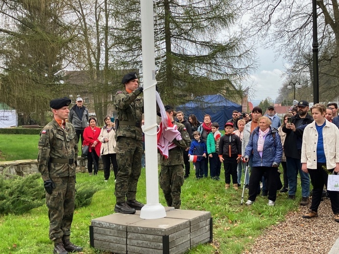 Jugów. Święto Flagi z defiladą wojskową