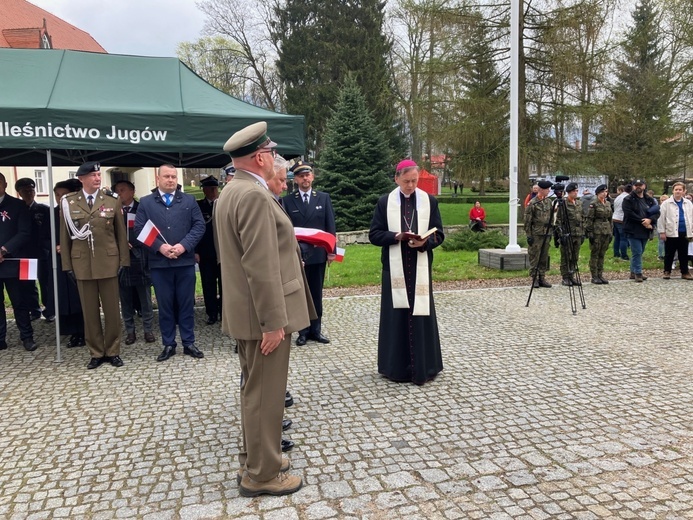 Jugów. Święto Flagi z defiladą wojskową