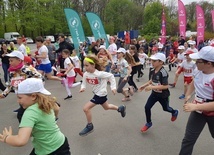 Katowice. Dorośli i dzieci wzięli udział w zawodach biegowych w Dzień Flagi 