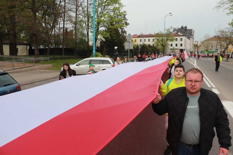 Biało-czerwona niesiona była ulicami Skierniewic. W wielu miejscowościach ozdobiła także fasady budynków, latarnie uliczne i balkony mieszkańców.