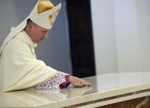 Bp Marek Solarczyk namaścił ołtarz olejem świętego krzyżma.
