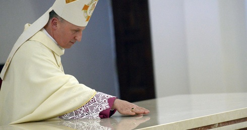 Bp Marek Solarczyk namaścił ołtarz olejem świętego krzyżma.