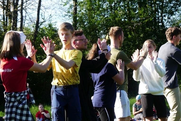 Tańce na boisku w Wysokiej - II dzień w drodze do Łagiewnik