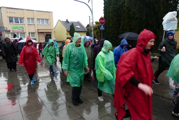 Pielgrzymi w deszczowym Radziszowie - III dzień w drodze do Łagiewnik