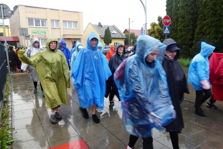 Pielgrzymi w deszczowym Radziszowie - III dzień w drodze do Łagiewnik