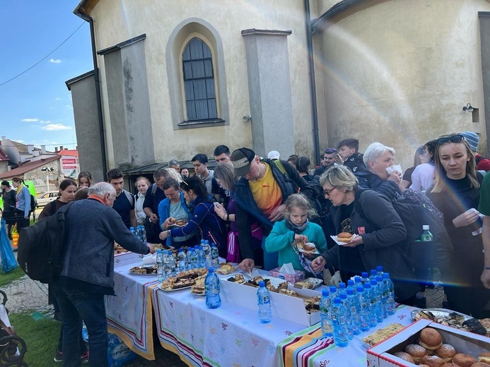 Grupa bł. ks. Sopoćki w gościnie u św. Jana Kantego - w parafii św. Katarzyny i Małgorzaty w Kętach - 2023