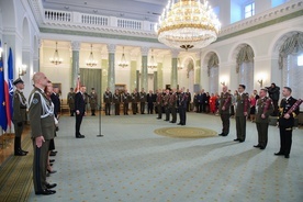 Prezydent wręczył nominacje generalskie oraz admiralską ośmiu oficerom WP