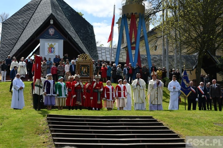 Rokitno. Jak co roku były salwy armatnie na cześć Królowej Polski