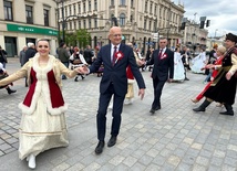 Poloneza tańczyli zarówno przedstawiciele władz miasta i województwa, jak i zwykli mieszkańcy Lublina. 