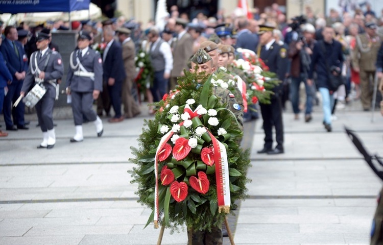 Na płycie Grobu Nieznanego Żołnierza składano wieńce i wiązanki kwiatów.