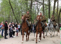 W skansenie duże zainteresowanie wzbudzała kawaleria w mundurach historycznych.