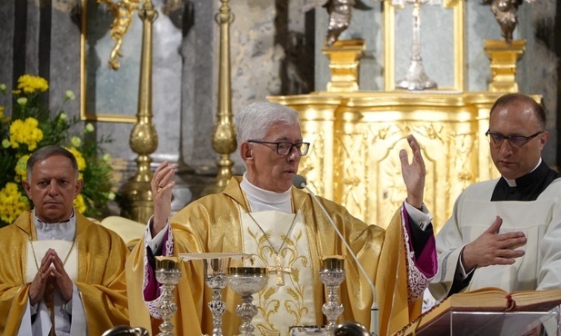 Abp Skworc: Uroczystość NMP Królowej Polski jest wielkim apelem o naszą wierność ojczyźnie