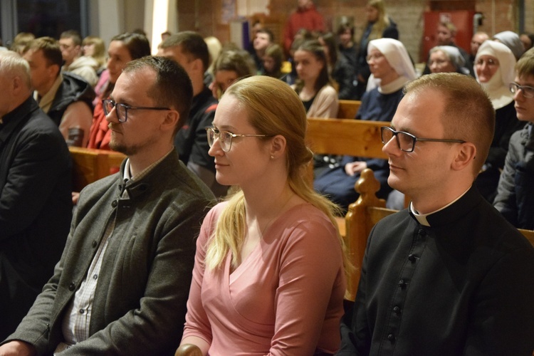 O poszukiwaniu swojej drogi powołania opowiedzieli Karolina Chojnacka-Przekwas, która przybyła do świątyni ze swoim mężem, i ks. Piotr Ornafa.