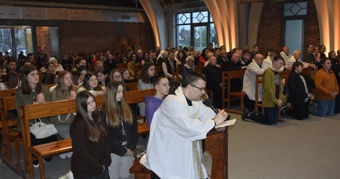 Młodzi z różnych stron diecezji spotkali się na czuwaniu w intencji powołań.