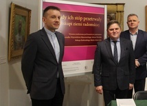 Do obejrzenia wystawy zapraszają (od lewej) ks. Michał Krawczyk, Leszek Ruszczyk i Adam Duszyk.