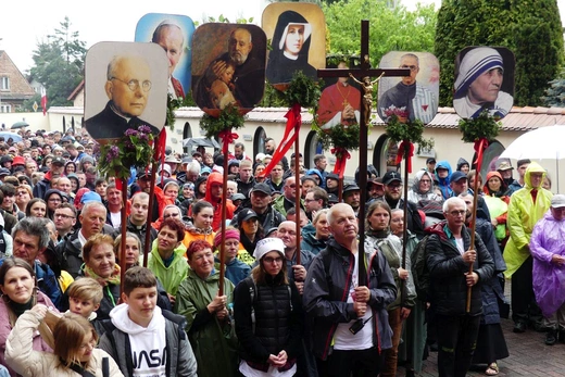 Pielgrzymi dotarli do celu - w drodze do kaplicy relikwii św. Faustyny - 2023