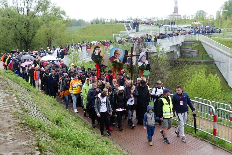 Pielgrzymi dotarli do celu - w drodze do kaplicy relikwii św. Faustyny - 2023