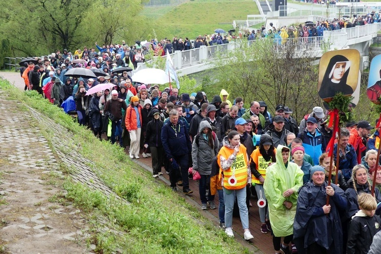 Pielgrzymi dotarli do celu - w drodze do kaplicy relikwii św. Faustyny - 2023