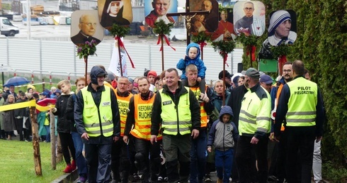 Pielgrzymi w drodze z sanktuarium  św. Jana Pawła II do sanktuarium Bożego Miłosierdzia w Łagiewnikach.