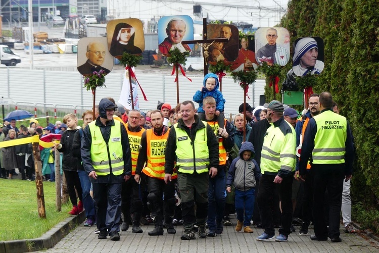 Pielgrzymi w drodze z sanktuarium  św. Jana Pawła II do sanktuarium Bożego Miłosierdzia w Łagiewnikach.