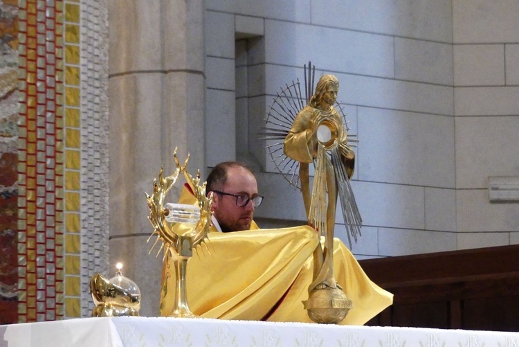 Ks. Marcin Samek błogosławi Najświętszym Sakramentem pielgrzymów na Białych Morzach.