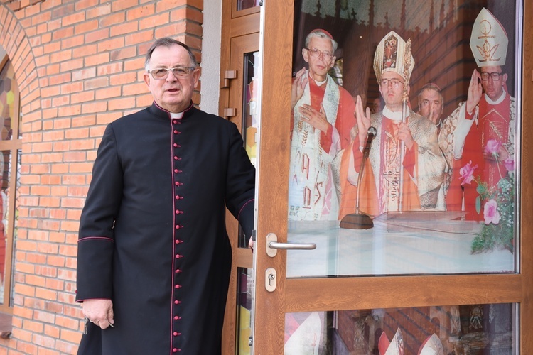 Ks. prał. Władysław Pasiut przed izbą pamięci bp. Jana Styrny.